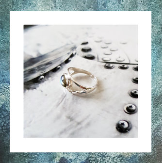 asring-sieraden-met-as-juweeltje-ring-as-hoog-labradoriet-grijsblauw