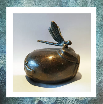 keepsake-miniurn-bol-brons-bronze-gedenkobject-libelle-dragonfly