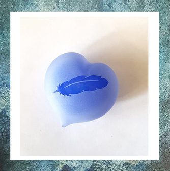 hart-mini-urn-blauw-frosted-gezandstraald-glas-veertje