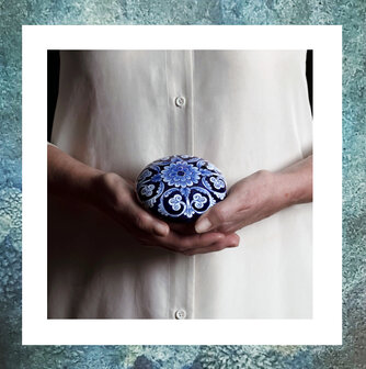 mini-urn-keramiek-memento-delftsblauw-pebble-miniurn-blue flower