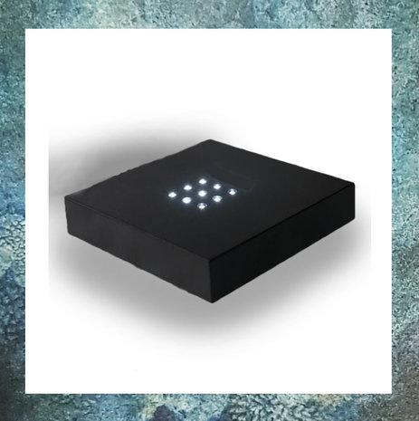 sokkeltje-zwart-plastic-netsnoer-batterijen-voor-glasreliek-LED-9-wit