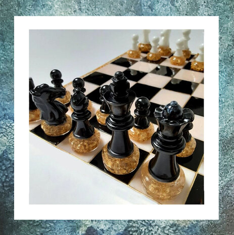 mini-urn-keepsake-schaakstuk-met-asverwerking-schaakbord-schaakstukken