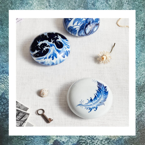 mini-urn-aardewerk-memento-delftsblauw-pebble-miniurn-feather