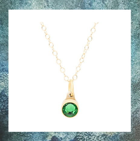 ashangertje-asjuweeltje-as-pendant-rvs-goudkleurig-staal-groen-peridot-kristal